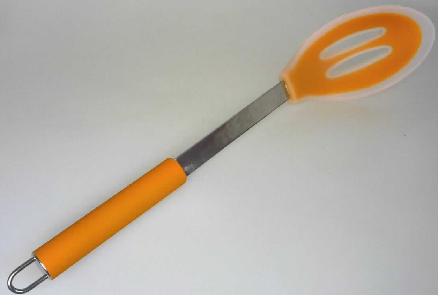 Es handelt sich um einen Schöpflöffel. Er besteht charakterverleihend aus einer ovalen, konkav geformten, längsgeschlitzten Schöpflaffe mit einem Kern aus farbigem Polyamid/Nylon, der vollständig mit transparentem Silikon ummantelt ist (Kunststoffe im Sinne der Anmerkung 1 zu Kapitel 39) und einem Stiel mit Griff und Aufhängeöse aus Edelstahl, wobei das Griffstück zusätzlich mit Nylon überzogen ist.

Der Schöpflöffel dient zum Dosieren und Entnehmen von Speisen (z.B. Saucen, Suppen usw.).

Das Erzeugnis ist als "Haushaltsartikel aus Kunststoffen, Polyamid enthaltender Küchenartikel, mit Herkunft China bzw. Hongkong" einzureihen.