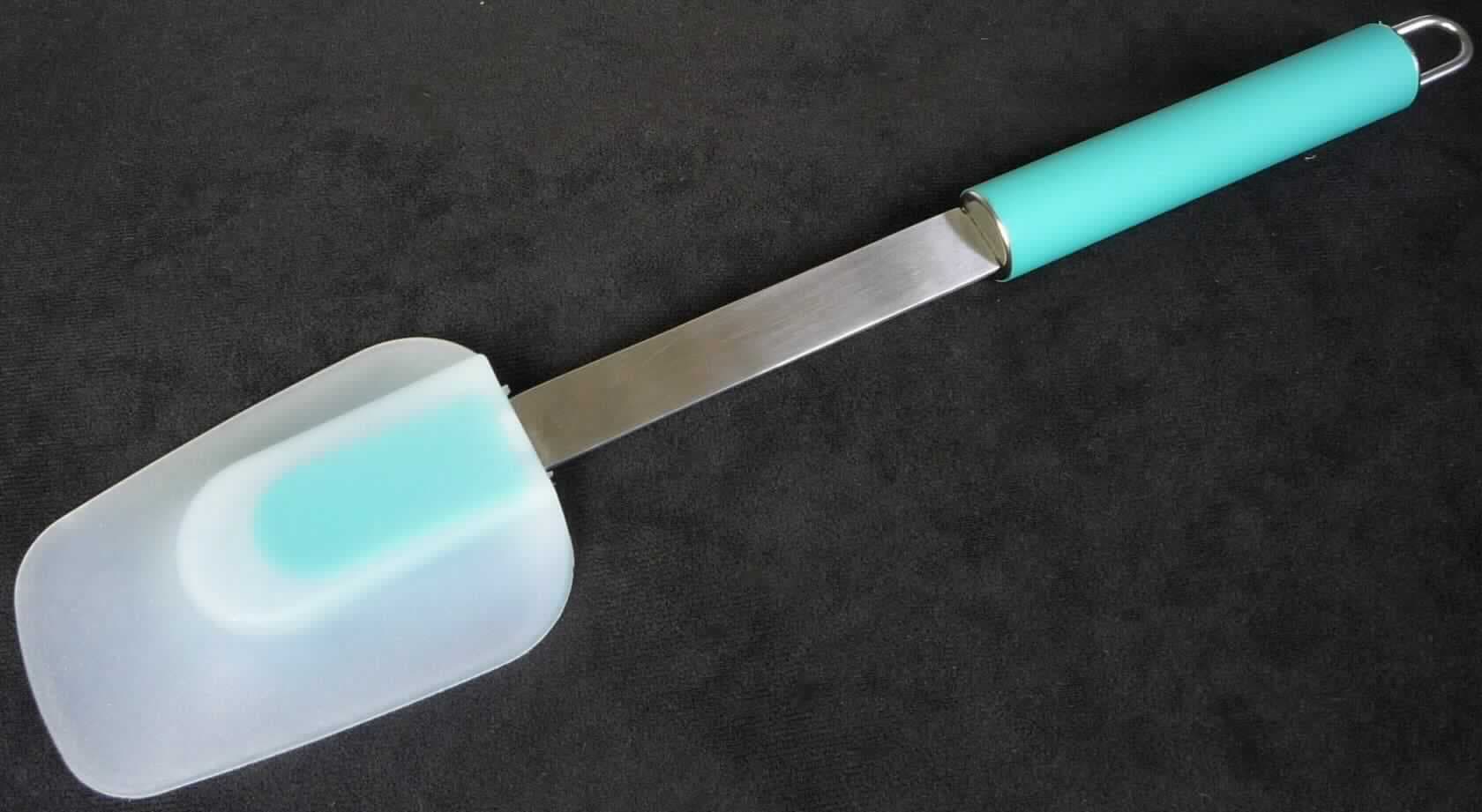 Es handelt sich um einen Teigschaber. Er besteht charakterverleihend aus einer rechteckigen Funktionslaffe (= arbeitendes Teil) mit einem Kern aus farbigem Polyamid/Nylon, der vollständig mit transparentem Silikon ummantelt ist (Kunststoffe im Sinne der Anmerkung 1 zu Kapitel 39) und einem Stiel mit Griff und Aufhängeöse aus Edelstahl, wobei das Griffstück zusätzlich mit Nylon überzogen ist.

Das Erzeugnis wird üblicherweise zum Schöpfen oder Glattstreichen von dickflüssigen Teigmassen verwendet.

Die Ware ist als "Haushaltsartikel aus Kunststoffen, Polyamid enthaltender Küchenartikel, mit Herkunft China bzw. Hongkong" einzureihen.
