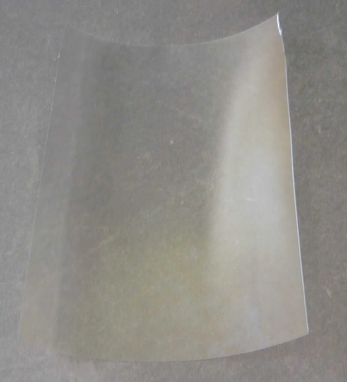 Angaben des Antragstellers:
Dreilagige PVC-Folie auf Rollen mit einer Breite von 240 mm (1. Lage: Polyvinylchlorid, 2. Lage: Polychlortrifluorethylen, 3. Lage: Polyvinylchlorid). Zu den Lagendicken liegen vertrauliche Angaben vor.
Die Folie enthält keine Weichmacher.

Untersuchungsergebnis an einem Warenmuster:
Farblose, transparente, dreilagige Kunststofffolienabschnitte (Dicke: ca. 0,28 mm).

Befund:
Es liegt eine mehrlagige Kunststofffolie, aufgrund des Lagenaufbaus charakterbestimmend aus Polyvinylchlorid, im Sinne der Position 3920 vor.