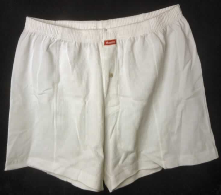 Unterhose, sog. modische Unterhose für Herren, Art. Nr. 297, Größe XXL, Foto siehe Anlage,
- aus unterschiedlichen, 0,5 mm und 0,7 mm dicken, einfarbigen Gewirken aus lt. Antrag 92 % Baumwolle 
  und 8 % Elasthan (Elastomergarn; synthetische Chemiefasern),
- in der Taille abschließend; mit einem elastischen Taillenbund,
- vorn unterhalb des Bundes mit einer senkrecht verlaufenden Eingriffsöffnung mit 
  Knopfverschluss von links auf rechts (Männerkleidung),
- mit kurzen Hosenbeinen, an den Beinabschlüssen gesäumt,
- aufgrund des Materials, des Schnitts und der Ausstattung keine kurze Hose der Position 6103.

"Unterhose, aus Gewirken, für Männer, aus Baumwolle"