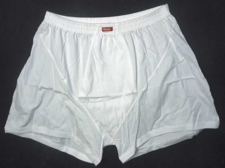 Unterhose, sog. modische Unterhose für Herren Art. Nr. 285, Größe XXL, Foto siehe Anlage,
- aus 0,5 mm dicken, einfarbigen Gewirken aus lt. Anlage 100 % Baumwolle,
- in der Taille abschließend, mit einem elastischen Taillenbund,
- vorn mit einer Eingriffsöffnung ohne Verschlusssystem (erkennbar Männerkleidung),
- mit kurzen Hosenbeinen, an den Beinabschlüssen gesäumt,
- aufgrund des Materials, des Schnitts und der Ausstattung keine kurze Hose der Position 6103.

"Unterhose aus Gewirken, für Männer, aus Baumwolle"