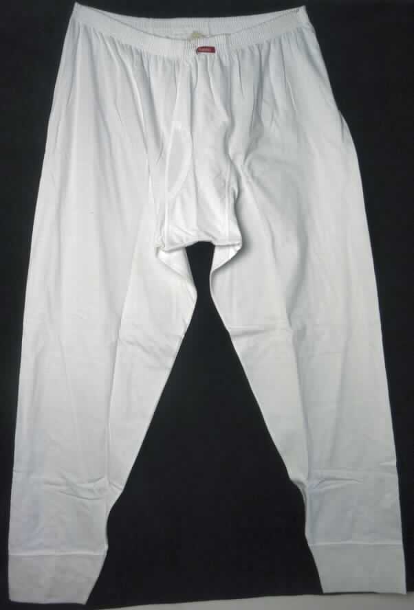 Unterhose, sog. modische lange Unterhose für Herren Art. Nr. 265, Größe XL, Foto siehe Anlage,
- aus 0,5 mm dicken, einfarbigen Gewirken aus lt. Etikett 100 % Baumwolle,
- in der Taille abschließend, mit einem elastischen Taillenbund,
- vorn mit einer Eingriffsöffnung ohne Verschlusssystem (erkennbar Männerkleidung),
- mit langen Hosenbeinen, an den Beinabschlüssen gesäumt,
- aufgrund des Materials, des Schnitts und der Ausstattung keine lange Hose der Position 6103.

"Unterhose aus Gewirken, für Männer, aus Baumwolle"