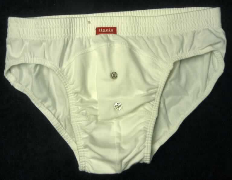 Slip, sog. modische Unterhose für Herren, Art. Nr. 766, Größe M, Foto siehe Anlage,
- aus 0,5 mm dicken, einfarbigen Gewirken aus lt. Antrag 92 % Baumwolle 
  und 8 % Elasthan (Elastomergarn; synthetische Chemiefasern),
- in der Taille abschließend; mit einem elastischen Taillenbund,
- vorn unterhalb des Bundes mit einer senkrecht verlaufenden Eingriffsöffnung mit 
  Knopfverschluss von links auf rechts (Männerkleidung),
- mit hohen Beinausschnitten mit elastischen Abschlüssen.

"Slip, aus Gewirken, für Männer, aus Baumwolle"