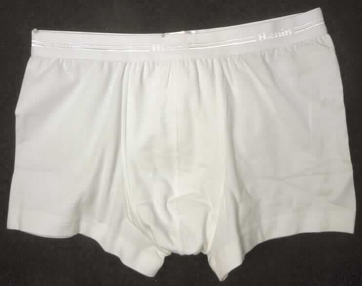 Unterhose, sog. modische Unterhose für Herren, Art. Nr. 769, Größe M, Foto siehe Anlage,
- aus 0,6 mm dicken, einfarbigen Gewirken aus lt. Antrag 92% Baumwolle und 8% Elasthan   
  (Elastomergarn; synthetische Chemiefasern),
- in der Taille abschließend, mit einem elastischen Taillenbund, ohne Öffnung und ohne 
  Verschluss,
- als Boxershort ohne Eingriff gearbeitet; vorn mit einem erweiternden Einsatz,
- aufgrund des anatomischen Schnitts und der Verarbeitung als Männerkleidung erkennbar,
- mit kurzen Hosenbeinen, an den Beinabschlüssen gesäumt,
- aufgrund des Materials, des Schnitts und der Ausstattung keine kurze Hose der Position
  6103.

"Unterhose aus Gewirken, für Männer, aus Baumwolle"