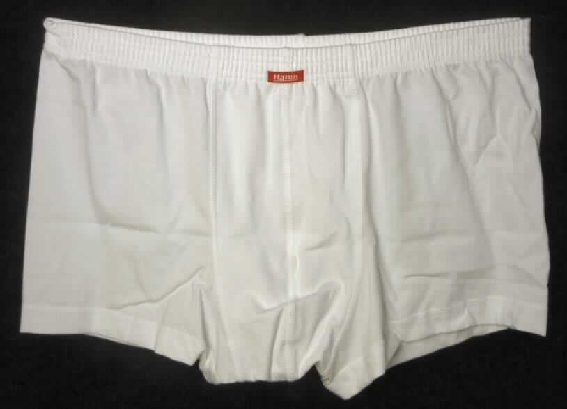 Unterhose, sog. modische Unterhose für Herren, Art. Nr. 767, Größe XXL, Foto siehe Anlage,
- aus 0,6 mm dicken, einfarbigen Gewirken aus lt. Antrag 92 % Baumwolle und 8 % Elasthan 
  (Elastomergarn; synthetische Chemiefasern),
- in der Taille abschließend, mit einem elastischen Taillenbund, ohne Öffnung und ohne
  Verschluss,
- als Boxershort ohne Eingriff gearbeitet; vorn mit einem erweiternden Einsatz,
- aufgrund des anatomischen Schnitts und der Verarbeitung als Männerkleidung erkennbar,
- mit kurzen Hosenbeinen, an den Beinabschlüssen gesäumt,
- aufgrund des Materials, des Schnitts und der Ausstattung keine kurze Hose der Position
  6103.

"Unterhose aus Gewirken, für Männer, aus Baumwolle"