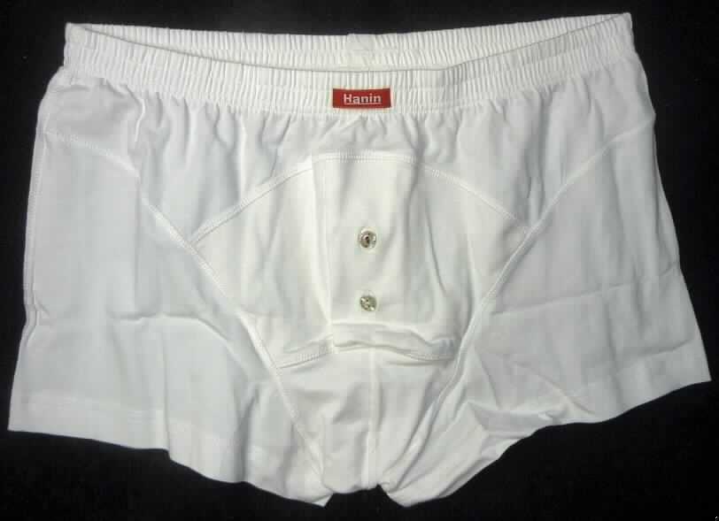 Unterhose, sog. modische Unterhose für Herren, Art. Nr. 768, Größe XL, Foto siehe Anlage,
- aus 0,6 mm dicken, einfarbigen Gewirken aus lt. Antrag 92 % Baumwolle und 8 % Elasthan 
  (Elastomergarn; synthetische Chemiefasern),
- in der Taille abschließend; mit einem elastischen Taillenbund,
- vorn unterhalb des Bundes mit einer senkrecht verlaufenden Eingriffsöffnung mit 
  Knopfverschluss (erkennbar Männerkleidung),
- mit kurzen Hosenbeinen, an den Beinabschlüssen gesäumt.

"Unterhose, aus Gewirken, für Männer, aus Baumwolle"
