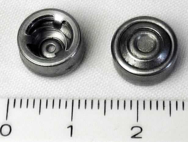 Rückschlagkappe (Abbildung siehe Anlage), bestehend aus Ventilgehäuse, Ventilteller, Druckfeder und Dichtung, aus Stahl, mit einem Außendurchmesser von ca. 10,50 mm und einem Öffnungsdruck von weniger als 0,2 bar, zum Einbau in die Lenkvorrichtung eines PKWs, zur Verhinderung des Rückflusses von Hydrauliköl in der Druckleitung.

Die Ware ist als "Armatur für Rohr- und Schlauchleitungen, nicht für bestimmte Luftfahrzeuge, aus Stahl, Rückschlagventil mit einem Öffnungsdruck von nicht mehr als 800 kPa und einem Außendurchmesser von nicht mehr als 37 mm" einzureihen.