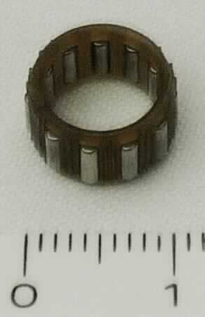 Zylinderrollenlager, bestehend aus einem Lagerkäfig aus Kunststoff mit elf umlaufenden Zylinderrollen (Rollenlänge 3,8 mm, Rollendurchmesser 1,5 mm) aus Stahl (Abbildung siehe Anlage), zur Integration in die Lenkvorrichtung eines PKWs.

Die Ware ist als "Wälzlager (Zylinderrollenlager), kein Nadellager, nicht von der Codenummer 8482 5000 100 erfasst" einzureihen.