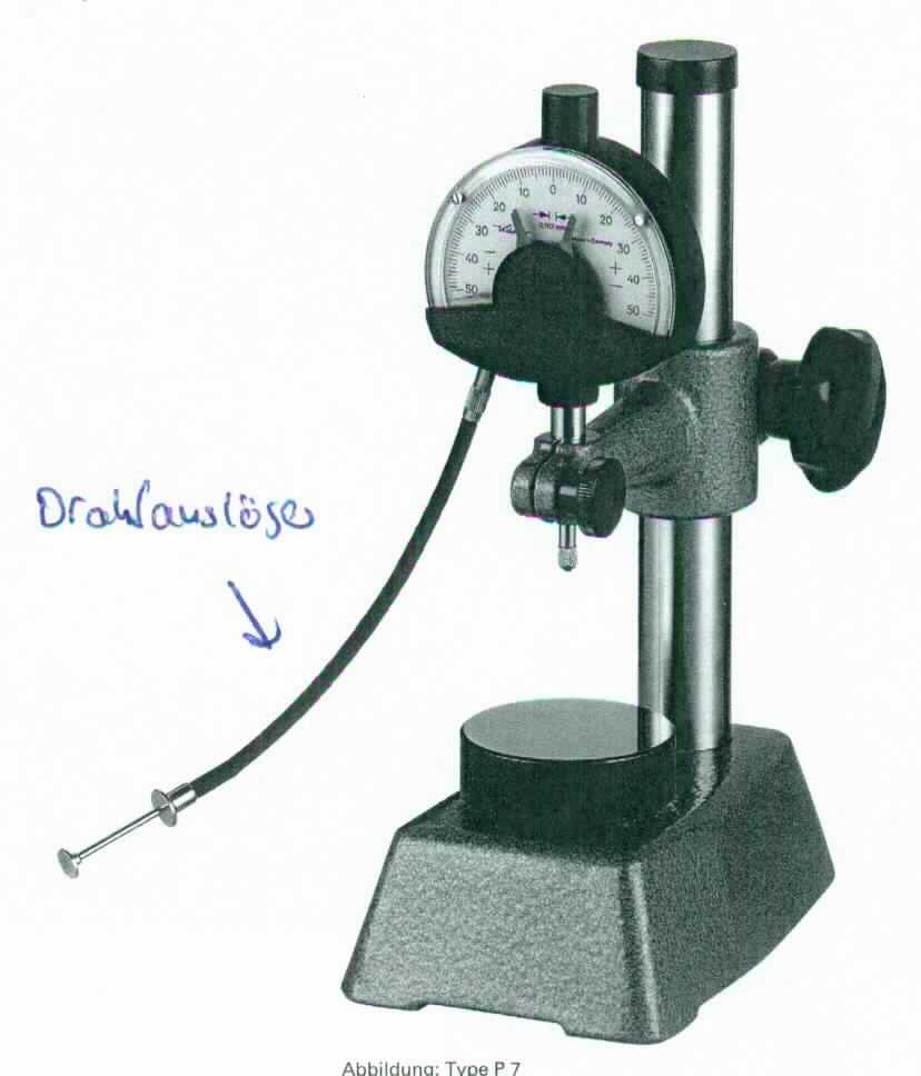Bei der als Drahtauslöser bezeichneten Ware handelt es sich um ein ca. 16,5 cm langes, dünnes Erzeugnis, im Wesentlichen bestehend aus einem biegsamen Mittelteil aus mit Kunststoff und Nylon ummantelten Stahl und jeweils einem Unter- und Oberteil aus unedlem Metall. Das Oberteil besitzt einen federgelagerten Drucktaster, ähnlich einer Spritze und schiebt bei Betätigung einen dünnen Metallstab aus dem Unterteil hervor. Durch diesen wird nach Montage an eine mechanische Messuhr ein beweglicher Messbolzen angehoben (nicht Gegenstand dieser vZTA-Entscheidung) und somit der Messvorgang ausgelöst.

Das Erzeugnis kann u. a. für Geräte zum Messen oder Prüfen geometrischer Größen (Pos. 9031) und für Fotoapparate (Pos. 9006) verwendet werden. Daher stellt sich der Drahtauslöser als erkennbares Teil von Waren verschiedener Positionen des Kapitels 90 dar und ist gemäß der Anmerkung 2 c) zu Kapitel 90 in die Pos. 9033 einzureihen.

Abbildung: siehe Anlage

Das Erzeugnis wird als "Teil (in Kapitel 90 anderweit weder genannt noch inbegriffen) für Apparate und Geräte des Kapitels 90, keine Ware des TARIC-Codes: 9033 0010" eingereiht.