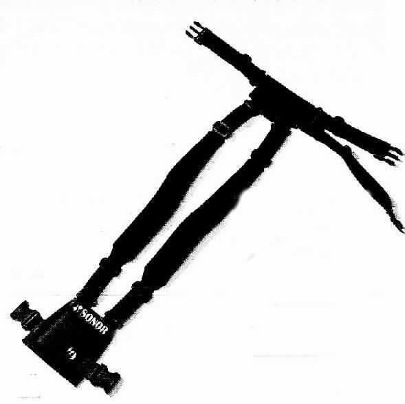 Es handelt sich bei dem sog. "Sonor Powergurt PG 6560 für Snare Drums" um einen Tragegurt aus Spinnnstoff, der mit Leib- und Schultergurten, Kunststoffschließen und einem Befestigungshaken aus Metall versehen ist.

Das Erzeugnis, das zum Tragen einer Trommel dient, ermöglicht das Musizieren in Bewegung. Es erweitert den Anwendungsbereich der Trommel und stellt somit aufgrund der spezifischen Form und Gestaltung erkennbar für Trommeln bestimmtes Zubehör dar.

Die Ware ist als "Zubehör für Musikinstrumente, Tragegurt für Schlaginstrumente" einzureihen.