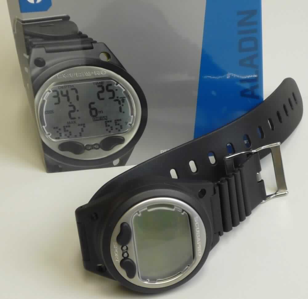 Bei dem sog. Tauchcomputer "Aladin Sport (Matrix)", Artikel 05.046.110, handelt es sich um eine zusammengesetzte Ware, im Wesentlichen bestehend aus einer Armbanduhr, elektrisch betrieben (Batterie), mit optoelektronischer Anzeige der Uhrzeit (Stunde, Minuten, Sekunden), des Datums und des Wochentages, zusammengesetzt mit einem Drucksensor, einem Temperatursensor, einem Tiefenmesser und einem Kompass, untergebracht in einem gemeinsamen Gehäuse aus unedlem Metall, umschlossen von einer kompakten Kunststoffhülle, mit zwei Funktionstasten, versehen mit einem Armband aus Kunststoff mit Dornschließe zum Tragen am Arm.
Das Erzeugnis wird als Tauchcomputer im Tauchsport verwendet. 

Da kein Bestandteil der zusammengesetzten Ware im Hinblick auf die Verwendung als charakterbestimmend anzusehen ist, ist die Ware in die zuletzt genannte der gleichermaßen in Betracht kommenden Positionen einzureihen. 

Die in einem bedruckten Pappkarton mit Bedienungsanleitung verpackte Ware ist als "Armbanduhr, nicht von der Pos. 9101 erfasst, elektrisch betrieben, mit optoelektronischer Anzeige" einzureihen.