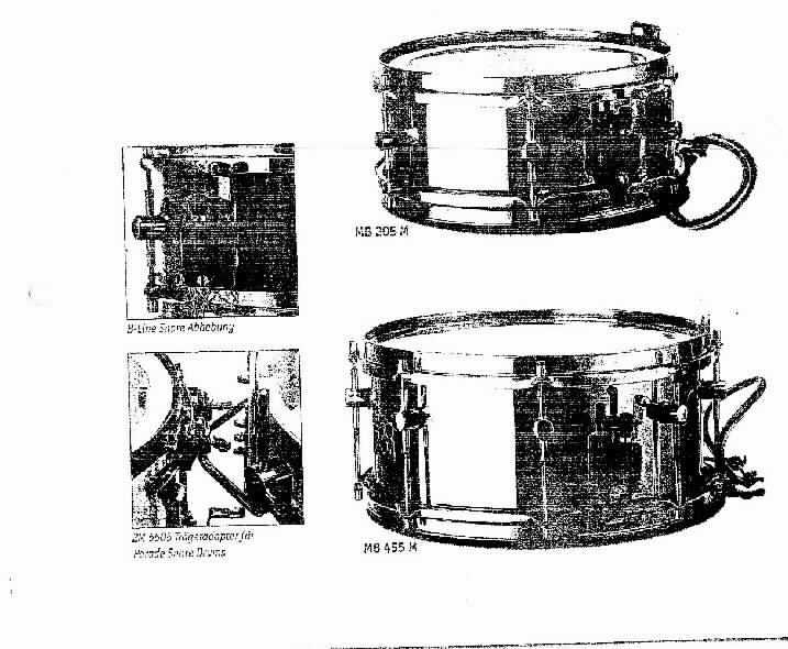 Es handelt sich um einen runden, zylinderförmigen Trommelkörper aus unedlem Metall (Stahl/Messing), der mit Bohrungen für die Montage der Beschlagteile versehen ist.

Das Erzeugnis wird als Zarge (Kessel) für Snare Drums oder Marschtrommeln verwendet und stellt sich aufgrund seiner spezifischen Form und Gestaltung als ein erkennbar für Trommeln bestimmtes Teil dar.

Die Ware ist als "Teil für Musikinstrumente, Trommelkessel für Schlaginstrumente" einzureihen.
