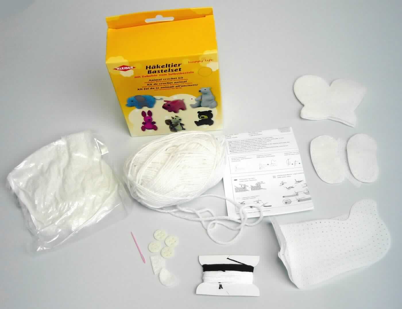 Häkel-Set, sog. Häkeltier Bastelset, Foto siehe Anlage,
- Warenzusammenstellung, bestehend aus verschiedenen Garnen, diversen Zuschnitten aus Spinnstoffen, einer 
  Nähnadel, Füllmaterial und einer Anleitung,
- gemeinsam in einer bedruckten Pappschachtel für den Einzelverkauf aufgemacht und zur Befriedigung eines 
  speziellen Bedarfs zusammengestellt,
- Garne, laut Untersuchungsergebnis:
-- aus Spinnfasern aus laut Antrag 100 % Polyester (synthetische Spinnfasern),
-- mit einem Titer von unter 10.000 dtex, somit kein Bindfaden,
-- ein Knäuel "Häkelwolle":
--- gezwirnt, mit einer S-Drehung als letzter Drehung,
--- im Knäuel (ohne Unterlage, u. a. deshalb kein Nähgarn),
--- mit einem Gewicht von ca. 38 g (Garn in Aufmachungen für den Einzelverkauf),
-- "Garne" auf einer "Pappunterlage":
--- in zwei unterschiedlichen Farben vorliegend,
--- gezwirnt, mit einer S-Drehung als letzter Drehung (u. a. somit kein Nähgarn),
--- mit einem Gewicht von ca. 3,25 g (somit in Aufmachung für den Einzelverkauf),
- unterschiedlich große, einfarbige, in verschiedenen Formen vorliegende Zuschnitte, laut Untersuchungsergebnis:
-- aus Vliesstoff aus Spinnstoffen, auf der ganzen Fläche mit vorgestanzten Lochungen versehen,
-- aus Filz aus Spinnstoffen, entlang der Ränder mit vorgestanzter Lochung versehen,
- Nähnadel:
-- mit einer Länge von ca. 5 cm,
-- aus Kunststoff,
- Füllmaterial:
-- in einen Polybeutel eingeschweißt,
- Anleitung:
-- aus Papier,
-- bedruckt mit einer Häkelanleitung,
- keine Ware der Position 9503, da Häkeln als Handarbeit weder eine Freizeitbeschäftigung darstellt noch der
  spielerischen Unterhaltung von Kindern dient,
- dient laut Antrag zum Herstellen eines Häkeltiers,
- die Garne bestimmen insbesondere im Hinblick auf die Bedeutung in Bezug auf die Verwendung den Charakter
  der Warenzusammenstellung.

"Garne aus synthetischen Spinnfasern, keine Nähgarne, in Aufmachungen für den Einzelverkauf, mit einem Anteil
 an synthetischen Spinnfasern von mehr als 85 GHT"