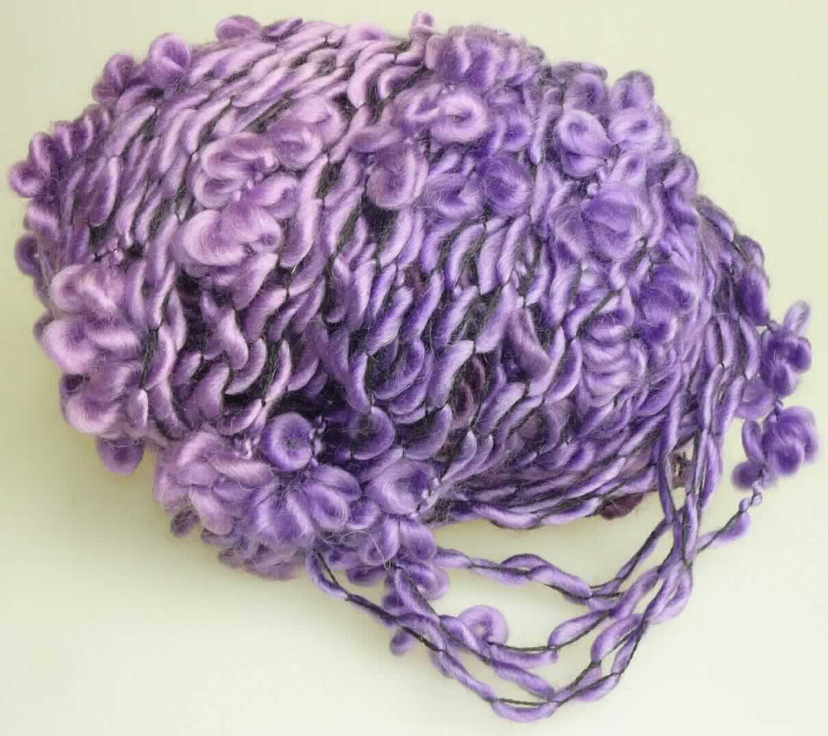 Maschengarn, sog. Handstrickgarn "Flower Color", Foto siehe Anlage,
- als Meterware in einem Knäuel aufgemacht,
- laut Untersuchungsergebnis:
-- aus einem in Kettenwirk-Technik hergestellten, maschenbildenden Garn aus synthetischen Chemiefasern
   (laut Antrag Polyester), in das ein dickeres, schlingenbildendes Garn aus Polyester- und Polyamid-Spinnfasern 
   (beides synthetischen Chemiefasern) und Wolle eingewirkt ist (gewirktes Schlingengarn bzw. Maschen-
    Effektgarn),
-- mit einer Breite von unter 2 mm,
-- ohne aufgeschnittenen Flor, somit kein Wirkchenillegarn.

"Maschengarn"
