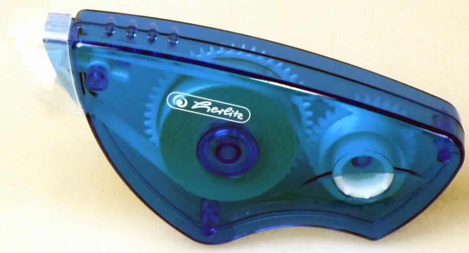 Angaben des Antragstellers:
Herlitz Kleberoller
Kunststoff, 8 m x 8 mm; permanent klebend, für Papier, Pappe, Karton und Fotos
Kleber farblos, Abroller blau transluzent

Untersuchungsergebnis an einem Warenmuster:
Kleberoller bestehend aus einem weißen, beschichteten Trägerpapier auf dem sich ein transparenter Klebstofffilm befindet (Breite: ca. 8 mm). Der Film ist auf eine Spule aufgerollt und befindet sich mit einer zweiten, leeren Spule in einem blauen, transparenten Kunststoffgehäuse. Beim Klebevorgang wird der Klebstofffilm übertragen und das Trägerpapier auf die leere Spule aufgerollt (siehe Abbildung).
Die Ware befindet sich in Aufmachung für den Einzelverkauf in einer transparenten Kunstschale mit bunt bedruckter Papprückseite (Kennzeichnung (Auszug): "Herlitz Kleberoller Roller permanent").

Befund:
Es liegt ein zur Verwendung als Klebstoff geeignetes Erzeugnis in Aufmachung für den Einzelverkauf mit einem Gewicht des Inhalts von weniger als 1 kg der Position 3506 vor.