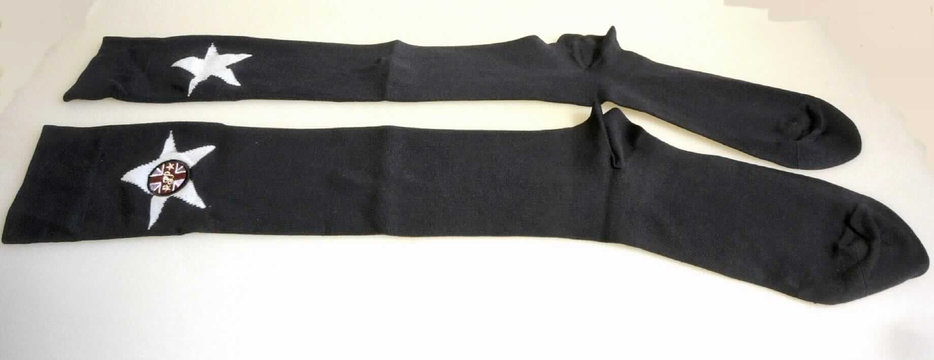 Kniestrümpfe, Größe 37 - 41, Foto siehe Anlage,
- auf einer Pappunterlage aufgemacht,
- aus ca. 1,1 mm dicken Gewirken aus laut Antrag 98 % Polyamid und 2 % Lycra (beides synthetische Chemie-
  fasern); kurz unterhalb des oberen Rands mit eingewirkten Motiven und aufgestickten Firmenlogos verziert,
- laut Antrag mit einem Titer der einfachen Garne von 156 dtex,
- schlauchförmig gewirkt und an den Fußspitzen durch Zusammennähen konfektioniert,
- mit ausgearbeiteter Ferse,
- die Wade bedeckend, bis zum Knie reichend,
- am oberen Rand mit einem ca. 4 cm breiten, elastischen Abschluss,
- ohne degressive Kompression.

"Kniestrümpfe aus Gewirken, andere als in den Unterpositionen 6115 10 und 6115 30 genannte, aus synthe-
 tischen Chemiefasern"