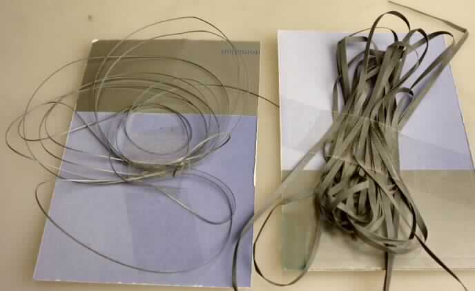 Mit metallisierten Glasmikrokügelchen überzogenes Gewebe, sog. Polyestergarn, 
Fotos siehe Anlage,
- laut Antrag als Meterware mit verschiedenen Breiten; veranschaulicht durch ein
  Warenmuster mit einer Breite von etwa 1,8 mm,
- laut Untersuchungsergebnis:
-- weißes Gewebe aus laut Antrag Polyester (synthetischer Chemiefasern),
-- mit dem bloßen Auge wahrnehmbar beidseitig mit Kunststoff (Klebstoff), in den
   metallisierte Glasmikrokügelchen (überwiegender Teil mit einem Durchmesser
   von weniger als 150 µm; teilweise aus der Einbettungsmasse herausragend)
   eingebettet sind, überzogen.

"Überzogenes Gewebe, anderes als in den Positionen 5901 bis 5906 genannte, beschichtet
 mit in Klebstoff eingebetteten Kügelchen mit einem Durchmesser von nicht mehr als 150 µm"