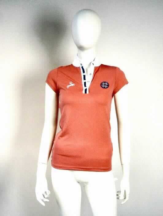 Hemdbluse, sog. Showshirt, Größe XS, Foto siehe Anlage,
- aus unterschiedlichen, ca. 0,6 mm dicken, einfarbigen Gewirken aus laut Antrag 95 % Polyester und 
  5 % Spandex (beides synthetische Chemiefasern); mit durchschnittlich mehr als 10 Maschen je line-
  aren Zentimeter in jeder Richtung,
- über die Taille reichend (Rückenlänge: ca. 62 cm),
- mit einem kurzen Stehkragen,
- mit einer bis zur Brust reichenden Öffnung mit Knopfverschluss von rechts über links (Frauenkleidung);
  entlang der Öffnung mit einem kontrastfarbenen Band aus Gewebe verziert,
- mit kurzen Ärmeln,
- mit Firmenemblemen verziert,
- am unteren Rand durch Umschlagen und Festnähen gesäumt,
- den Hemden für Männer entsprechend zugeschnitten.

"Hemdbluse, aus Gewirken, für Frauen, aus Chemiefasern"