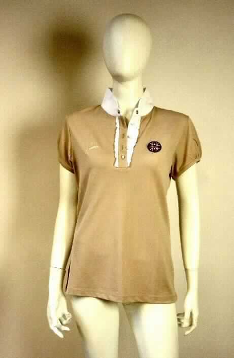 Hemdbluse, sog. Showshirt, Größe XL, Foto siehe Anlage,
- aus unterschiedlichen, ca. 0,7 mm dicken, einfarbigen Gewirken aus laut Antrag 95 % Polyester und
  5 % Spandex (beides synthetische Chemiefasern); mit durchschnittlich mehr als 10 Maschen je line-
  aren Zentimeter in jeder Richtung,
- über die Taille reichend (Rückenlänge: ca. 65 cm),
- mit einem kurzen Stehkragen,
- mit einer bis zur Brust reichenden Öffnung mit Knopfverschluss (sog. Perlenknöpfchen) von rechts über
  links (Frauenkleidung); entlang der Öffnung mit Rüschen verziert,
- mit kurzen Ärmeln; an den Abschlüssen leicht gerüscht,
- mit Firmenemblemen verziert,
- am unteren Rand durch Umschlagen und Festnähen gesäumt,
- den Hemden für Männer entsprechend zugeschnitten.

"Hemdbluse, aus Gewirken, für Frauen, aus Chemiefasern"