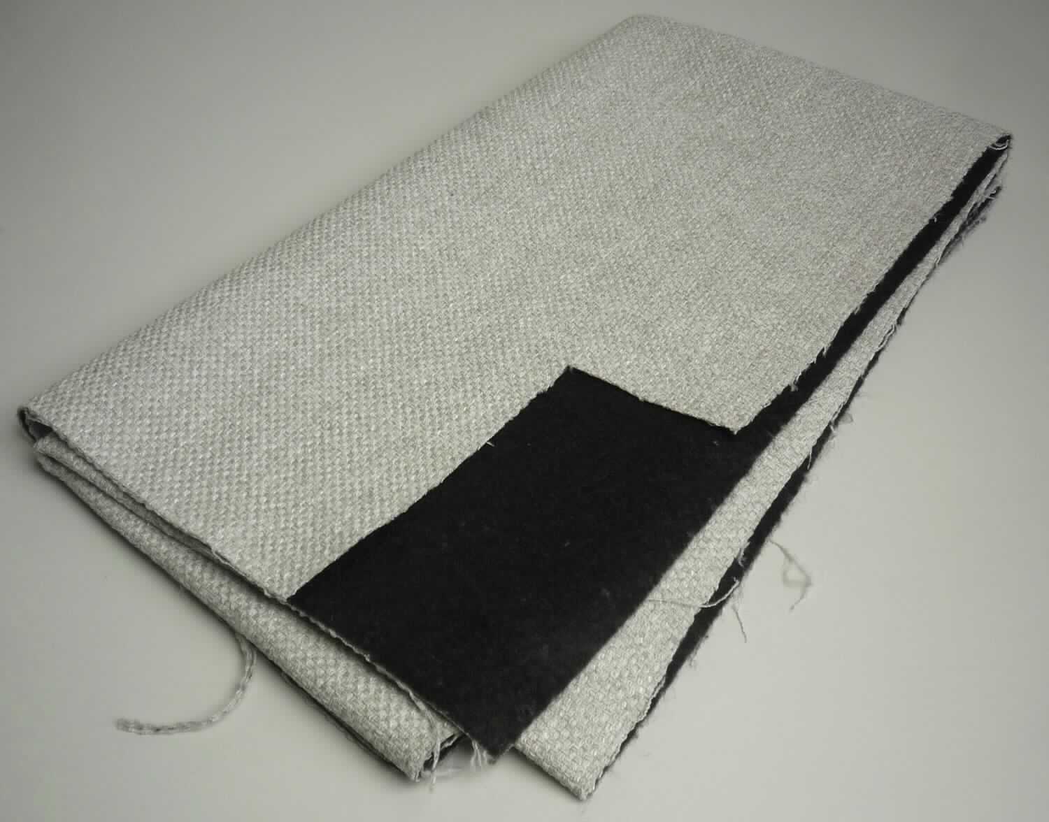 Textillaminat, sog. Möbelstoff, Foto siehe Anlage,
- als Meterware, mit einer Breite von mehr als 30 cm,
- laut Untersuchungsergebnis:
-- aus zwei mit ihrer ganzen Fläche aufeinander liegenden und so miteinander durch Kleben verbundenen Lagen:
--- mit einer Oberlage (Schauseite):
---- aus einem buntgewebten Gewebe in Musterbindung aus nicht hochfesten Garnen,
----- mit Kettgarnen aus texturierten, synthetischen Filamenten (Polyester), 
----- mit Schussgarnen aus drei texturierten, synthetischen Filamenten (Polyester) und drei Effektgarnen (Zwirn) aus 
       synthetischen Filamenten (Polyester) und künstlichen Viskose-Spinnfasern,
----- mit einem Gesamtanteil an:
------ synthetischen Filamenten (Polyester) von ca. 80 GHT (somit keine Ware der Unterposition 5407 53),
------ künstlichen Spinnfasern (Viskose) von ca. 20 GHT,
--- mit einer Unterlage:
---- aus einem schwarzen Nadelfilz aus synthetischen Chemiefasern,
- insbesondere im Hinblick auf die Bedeutung in Bezug auf die Verwendung verleiht das die Schauseite bildende 
  Gewebe der Ware ihren wesentlichen Charakter.

"Gewebe aus Garnen aus synthetischen Filamenten, anderes als in den Unterpositionen 5407 10 bis 5407 84 
 genannte, buntgewebt"