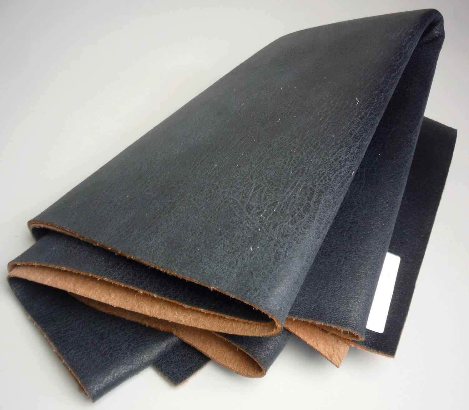 Textillaminat, sog. Möbelstoff, Foto siehe Anlage,
- laut Untersuchungsergebnis:
-- als Meterware, mit einer Breite von mehr als 30 cm,
--- aus zwei mit ihrer ganzen Fläche aufeinander liegenden und so miteinander durch Kleben verbundenen Lagen: 
--- mit einer Oberlage (Schauseite): 
---- aus einem geschmirgelten und bedruckten Kettengewirke aus synthetischen Chemiefasern (Polyester), 
---- keine Elastomergarne oder Kautschukfäden enthaltend,
--- mit einer Unterlage aus einem beidseitig gerauten Kettengewirke aus synthetischen Chemiefasern (Polyester), 
    das auf der Außenseite mit Kleber bestrichen und mit Lederfasern beflockt ist (Meterware der Position 5907),
- insbesondere im Hinblick auf die Verwendung bestimmt das die Schauseite bildende Kettengewirke den 
  Charakter der Ware.

"Kettengewirke, anderes als solche der Positionen 6001 bis 6004, aus synthetischen Chemiefasern, anderes
 als in der Unterposition 6005 35 genannte, bedruckt"