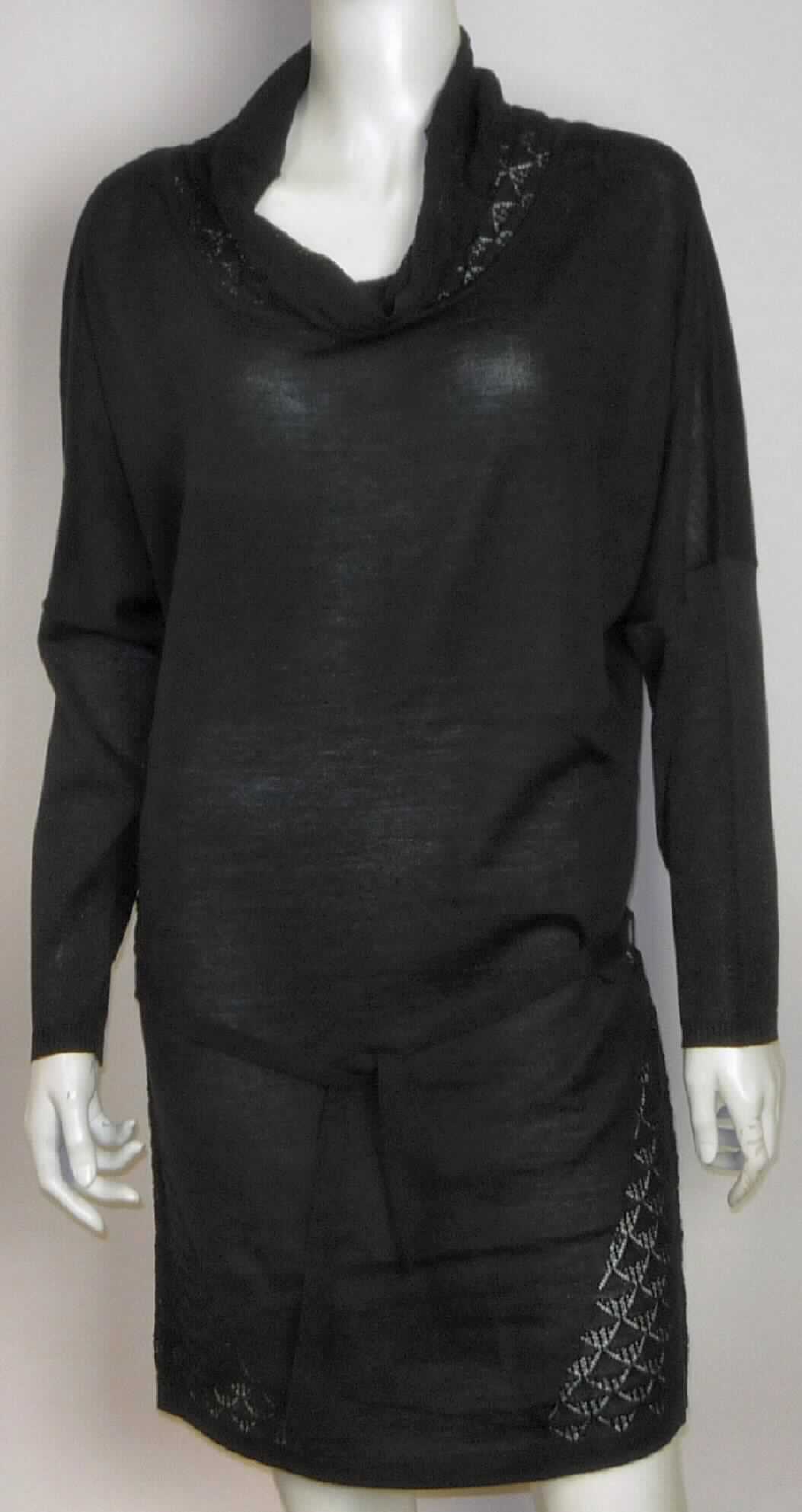 Kleid, sog. Erlunda Sweater Dress, Art. W04070, Größe S, Foto siehe Anlage,
- aus ca. 0,8 mm dicken, einfarbigen, im Bereich des Kragens und des Rockteils strukturiert gewirkten Gewirken
  aus lt. Antrag 100 % Merinowolle,
- über den halben Oberschenkel reichend (Rückenlänge: ca. 87 cm),
- mit einem breiten Kragen,
- ohne Öffnung und ohne Verschluss,
- mit langen Ärmeln,
- in Taillenhöhe mit einem durch Schlaufen geführten Bindegürtel,
- am unteren Rand abgepasst gewirkt,
- kann ohne ein weiteres, den Unterkörper bedeckendes Kleidungsstück getragen werden.

"Kleid, aus Gewirken, für Frauen, aus Wolle"