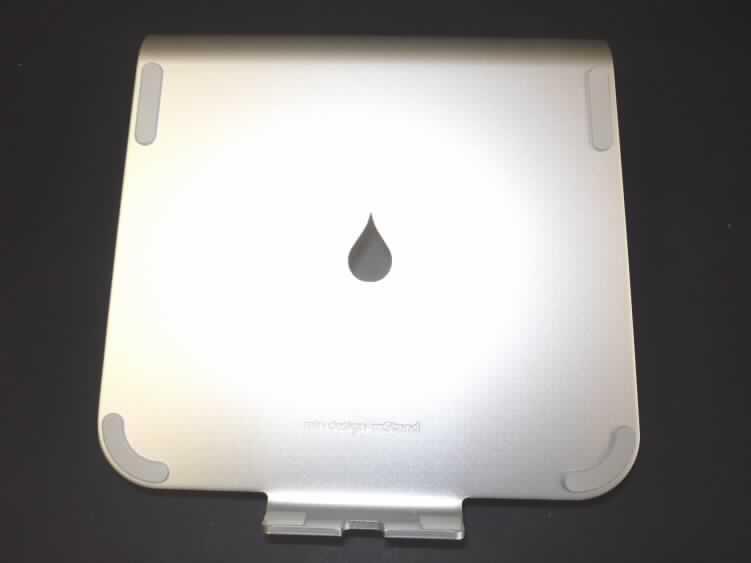 "mStand"; es handelt sich um aus einem U-förmig gebogenen Aluminium (lt. Antragstellerangabe) gefertigte Untersätze für z. B. Laptops (nicht Gegenstand dieser vZTA). Die jeweilige Laptopablagefläche ist an der Frontseite mit einem Winkel und auf der Oberfläche mit vier "Polstern" aus Kunststoff oder Kautschuk zum Halten des Laptops versehen. Die Erzeugnisse sind gemeinsam mit einem Werbeprospekt in einem Pappkarton für den Einzelverkauf aufgemacht. 
Abmessungen (Höhe x Breite x Tiefe): ca. 15,3 cm x ca. 25,1 cm x ca. 22 cm

Abbildung siehe Anlage. 

Derartige Erzeugnisse gehören als "den Manuskriptständern ähnliche Ausstattungsgegenstände für Büros, aus unedlen Metallen" zur Codenummer 8304 0000 00 des Integrierten Zolltarifs der EG (TARIC).
