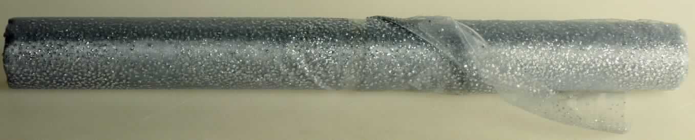 Gewebe, Farbe: grau, Foto siehe Anlage,
- als Meterware,
- mit einer Breite laut Antrag von 36 cm,
- laut Untersuchungsergebnis:
-- in Leinwandbindung,
-- aus ungezwirnten, nicht hochfesten Garnen aus Polyamidfilamenten (synthetische 
   Filamente),
-- musterbildend mit kleinen, metallisierten Kunststoffpartikeln (Glitter) bedruckt,
-- an den Längskanten heiß geschnitten.

"Gewebe aus Garnen aus synthetischen Filamenten, anderes als in den Unterpositionen
 5407 10 bis 5407 30 genannte, mit einem Anteil an Filamenten aus Polyamiden von 
 mehr als 85 GHT, bedruckt"