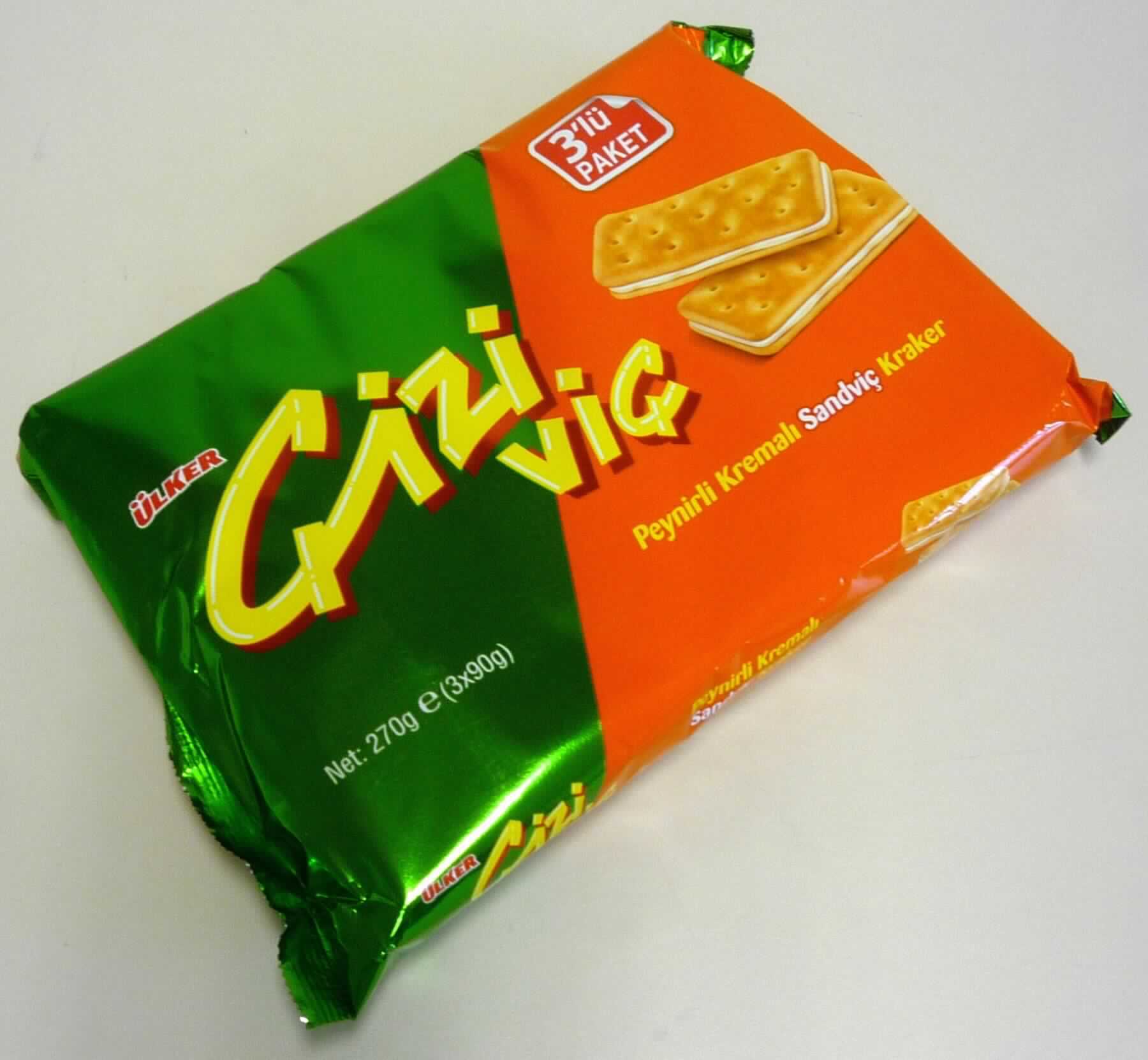 Doppelkeks mit Käsecreme

Antragsangaben:
92-4 Ülker Gizi vic Doppelkeks mit Käsecremefüllung (3er Pack) 270 g

Beschaffenheit des vorgelegten Warenmusters:
Bunt bedruckter Schlauchfolienbeutel; der Aufdruck enthält Angaben zum Erzeugnis (Sandwich Crackers 
with Cheese Cream; 3 x 90 g) und zu den Zutaten (siehe Feld 8); darin 3 Einzelpackungen mit rechteckigen, 
hellbraunen Doppelkeksen (5,9 cm x 2,9 cm x 1 cm) mit gekerbtem Rand und Lochmuster, die mit einer 
Schicht gelblicher Käsecreme gefüllt sind; Geschmack nach Crackern mit Käsecreme, salzig, nicht süß.

Milchfett**: weniger als 1,5 GHT
Milchprotein: weniger als 2,5 GHT (abgeleitet aus den Analysedaten in Verbindung mit der Zutatenliste)
Stärke/Glucose*: 25 bis weniger als 50 GHT
Saccharose/ Invertzucker/Isoglucose**: weniger als 5 GHT

*: festgestellt gemäß VO (EG) 900/2008, VO (EU) 118/2010
**: festgestellt gemäß VO (EG) 900/2008

Backware, auch kakaohaltig, Kekse und ähnliches Kleingebäck, nicht gesüßt