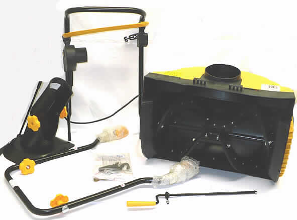 Elektrische Schneefräse
- aus einem Elektromotor mit einem von Hand zu lenkenden Fahrgestell, Stromkabel, Schnecke, Schalthebel, Flü-
  gelmuttern, Auswurfschacht, Steckeranschluss, Schubbügel, Kurbelstange mit Handkurbel für Auswurfschacht so-
  wie mit Montagewerkzeug (Schraubendreher und zweiseitiger Maulschlüssel), noch nicht zusammengesetzt (Ab- 
  bildung siehe Anlage),
- mit einer max. Räumbreite von 40 cm, einer max. Räumhöhe von 35 cm und einer Auswurfdistanz von 5 - 6 m,
- zum Räumen von Schnee auf befestigten Wegen und Flächen (z. B. Parkplätzen oder Gehwegen),
- in einer gemeinsamen Verkaufsumschließung mit Beipack (drei Halteklammern, Bedienungsanleitung, Sicher-
  heitshinweise, Prüfzertifikat sowie Hinweisblatt).
Die elektrische Schneefräse bestimmt den Charakter des Ganzen.

"Schneeräumer, noch nicht zusammengesetzt und mit Montagewerkzeug (Warenzusammenstellung aus elektri-
scher Schneefräse und nicht charakterbestimmendem Beipack) - sog. Elektrische Schneefräse"