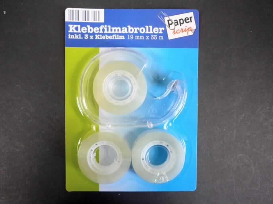 Es handelt sich um Zusammenstellungen, bestehend aus einer zusammengesetzten Ware in Form eines Klebebandabroller samt Klebefilmrolle und zwei weiteren Klebefilmrollen.
Die mit freiem Arm zu handhabenden Erzeugnisse (charakterbestimmend) sind aus einem schneckenähnlichen Gehäuse aus Kunststoff mit einem arbeitenden Teil aus unedlem Metall in Form einer gezahnten Abreißkante gefertigt. Eine Klebefilmrolle ist zum sofortigen Gebrauch in das Gehäuse eingelegt.
Die Erzeugnisse sind gemeinsam mit zwei weiteren Klebefilmrollen in einer Blisterverpackung für den Einzelverkauf aufgemacht.

Abbildung siehe Anlage.

Derartige Erzeugnisse gehören als "Handwerkzeuge, anderweit weder genannt noch inbegriffen" zur Codenummer 8205 5990 00 des Integrierten Zolltarifs der EG (TARIC).