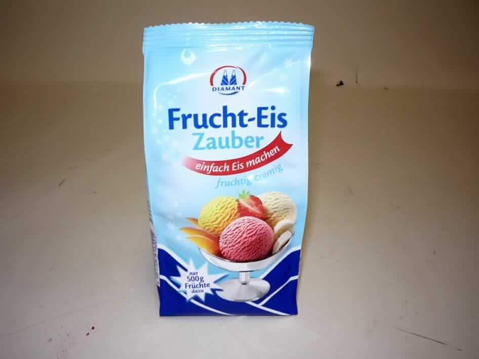 Mischung für Fruchteis

Ein Warenmuster in Originalumschließung und vertrauliche Angaben zur Zusammensetzung (siehe Feld 8) 
lagen vor.

Bunt bedruckter Kunststofffolienstandbeutel; der Aufdruck enthält Angaben zum Erzeugnis (Mischung für 
selbstgemachtes Fruchteis; 250 g), zur Anwendung (Mischung zusammen mit Früchten pürieren, schaumig 
schlagen und anschließend einfrieren) und zu den Zutaten.
Inhalt: Feines, weißes Pulver, Geschmack neutral süß und sauer

Saccharose (einschließlich Invertzucker als Saccharose berechnet)*: 60 GHT oder mehr und weniger als 70 GHT
Milchfett* und Milchprotein*: nicht enthalten
Stärke/Glucose*: 5 bis weniger als 25 GHT
Saccharose/Invertzucker/Isoglucose*: 50 bis weniger als 70 GHT

*: abgeleitet aus den Rezepturangaben gem. VO (EG) 900/2008

Lebensmittelzubereitung, anderweit weder genannt noch inbegriffen, kein Milchfett enthaltend, mit einem Gehalt 
an Saccharose (einschließlich Invertzucker als Saccharose berechnet) von 60 GHT oder mehr und weniger als 
70 GHT, Zubereitung zur Herstellung von Fruchteis