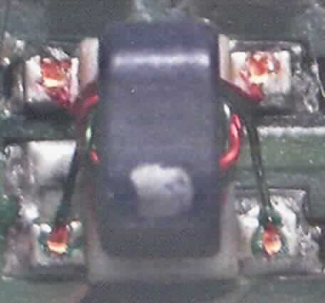 1:1 Übertrager in SMD-Bauweise, sog. "RF Transformer",
- bestehend aus zwei gleichartigen bifilaren Wicklungen mit jeweils 3,5 Windungen auf einem Ferrit-Doppelringkern auf einem Träger (Abmessungen: ca. 3,8 x 3,8 x 4 mm) mit fünf Anschlussstiften,
- mit einer Induktivität von 2 x 15 µH und einem Übertragungsverhältnis 1:1,
- zur Frequenz- und Impedanzanpassung in Geräten im Bereich der Telekommunikationstechnik,
- zur automatischen Bestückung aufgemacht in Rollenblistern (Tape & Reel-Verpackung).

Das Erzeugnis ist als "Selbstinduktionsspule, von der mit Telekommunikationsgeräten und für Stromversorgungseinheiten von automatischen Datenverarbeitungsmaschinen und ihren Einheiten verwendeten Art, nicht für zivile Luftfahrzeuge" einzureihen.