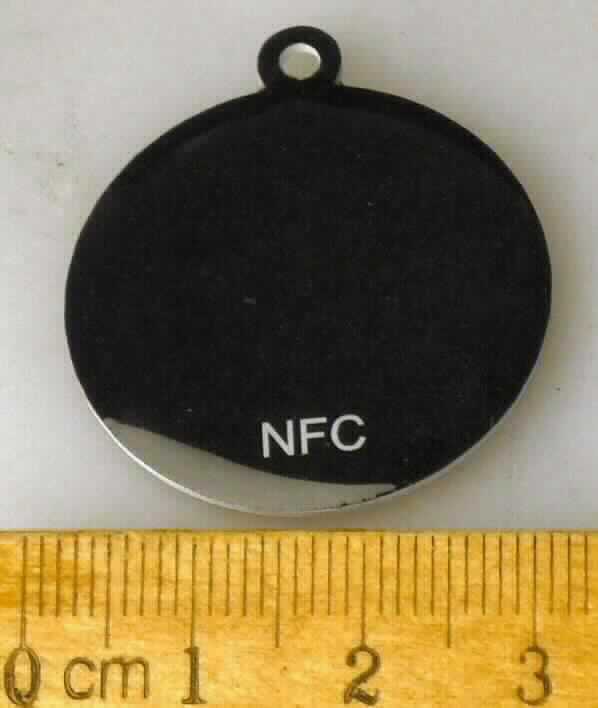 Halbleiter-Aufzeichnungsträger, sog. NFC-Anhänger, im Wesentlichen bestehend aus einer elektronischen integrierten Schaltung und einer Antenne in einem runden, ca. 3 x 0,1 cm (D x H) großen Kunststoffanhänger mit Öse.
Das Erzeugnis dient zum kontaktlosen Austausch von Daten mittels Near Field Communication Technologie.

Die Ware wird als "Halbleiter-Aufzeichnungsträger, Intelligente Karte (smart card), nicht von der Codenummer 8523 5200 00 1 erfasst" eingereiht.

Anlage: 1 Abbildung