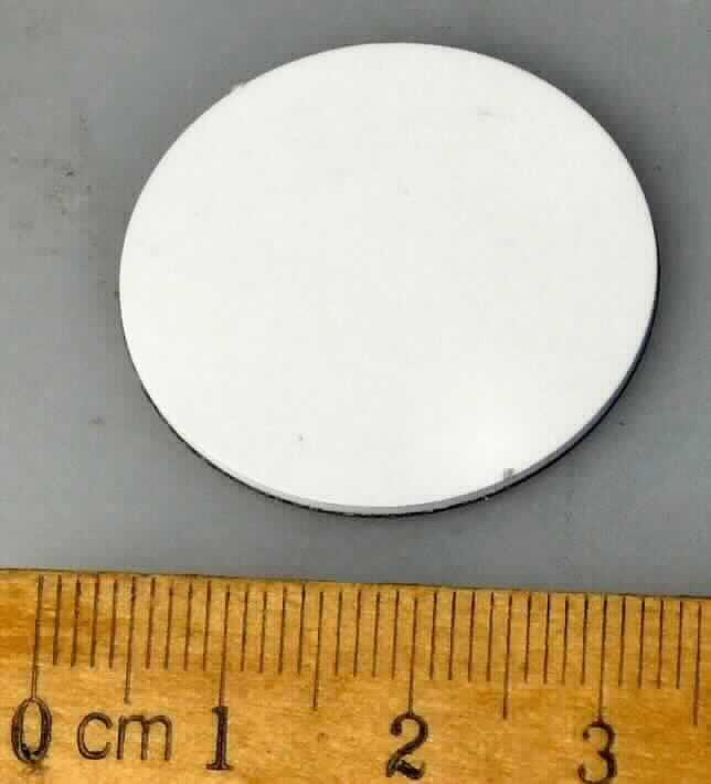 Halbleiter-Aufzeichnungsträger, sog. NFC-Münze, im Wesentlichen bestehend aus einer elektronischen integrierten Schaltung und einer Antenne in einer runden, ca. 3 x 0,1 cm (D x H) großen Kunststoffscheibe.
Das Erzeugnis dient zum kontaktlosen Austausch von Daten mittels Near Field Communication Technologie.

Die Ware wird als "Halbleiter-Aufzeichnungsträger, Intelligente Karte (smart card), nicht von der Codenummer 8523 5200 00 1 erfasst" eingereiht.

Anlage: 1 Abbildung