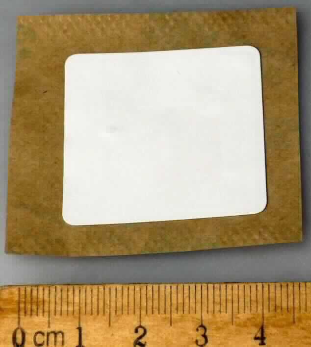 Halbleiter-Aufzeichnungsträger, sog. NFC-Aufkleber, im Wesentlichen bestehend aus einer flachen, rechteckigen, undurchsichtigen, ca. 3,5 x 3,5 cm großen Klebefolie aus Kunststoff, ausgestattet mit einer elektronischen integrierten Schaltung und einer Antennenspule, ohne weitere aktive oder passive Bauelemente.
Das Erzeugnis ist auf einer Papierunterlage oder Papierrolle als Transportschutz aufgebracht und dient zum kontaktlosen Austausch von Daten mittels Near Field Communication Technologie.

Die Ware wird als "Halbleiter-Aufzeichnungsträger, Intelligente Karte (smart card), nicht von der Codenummer 8523 5200 00 1 erfasst" eingereiht.

Anlage: 1 Abbildung