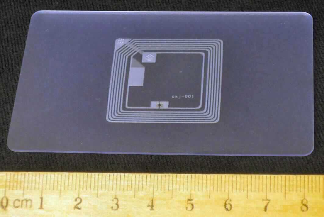 Halbleiter-Aufzeichnungsträger, sog. NFC-Karte transparent, im Wesentlichen bestehend aus einer elektronischen integrierten Schaltung und einer Antenne in einer flachen, durchsichtigen, ca. 8,5 x 5,4 cm großen Kunststoffkarte.
Das Erzeugnis dient zum kontaktlosen Austausch von Daten mittels Near Field Communication Technologie.

Die Ware wird als "Halbleiter-Aufzeichnungsträger, Intelligente Karte (smart card), nicht von der Codenummer 8523 5200 00 1 erfasst" eingereiht.

Anlage: 1 Abbildung