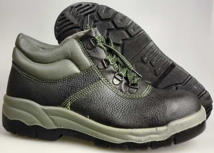 Sicherheitsstiefel (lt. Antrag: "39000 Bau-Sicherheitsstiefel EN 345, S3", Foto siehe Anlage)
- mit Laufsohlen (lt. Antrag) aus Kunststoff,
- mit Oberteil (geschlossenes Blatt) aus Leder (den größten Teil der Außenfläche bildend) 
  und Kunststoff (Spinnstoff mit einer mit bloßem Auge wahrnehmbaren Außenschicht aus 
  Kunststoff),
- auf das Oberteil ist ein Stück aus Kunststoff als Verstärkungsteil aufgsetzt,
- mit Schnürsenkelverschluss,
- nicht mit Dornen, Krampen, Klammern, Stollen oder ähnlichen Vorrichtungen versehen
  oder für deren Anbringung hergerichtet (keine Sportschuhe),
- mit Metallschutz in der Vorderkappe

"Schuhe mit Laufsohlen aus Kunststoff und Oberteil aus Leder, andere als in den 
 Unterpositionen 6403 1200 bis 6403 2000 genannt, mit einem Metallschutz in der 
 Vorderkappe"
