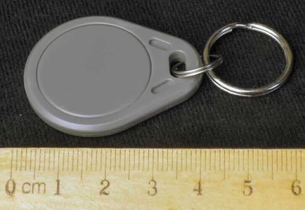 Halbleiter-Aufzeichnungsträger, sog. NFC-Anhänger, in Form einer zusammengesetzten Ware aus zwei Schlüsselringen aus Metall und einem NFC-Anhänger (charakterbestimmend im Hinblick auf die Verwendung). Der Anhänger besteht im Wesentlichen aus einer elektronischen integrierten Schaltung und einer Antenne in einem ca. 4 x 3,1 cm großen Kunststoffgehäuse in Tropfenform mit Loch bzw. Befestigungsöse.
Das Erzeugnis dient zum kontaktlosen Austausch von Daten mittels Near Field Communication Technologie.

Die Ware wird als "Halbleiter-Aufzeichnungsträger, Intelligente Karte (smart card), nicht von der Codenummer 8523 5200 00 1 erfasst" eingereiht.

Anlage: 1 Abbildung