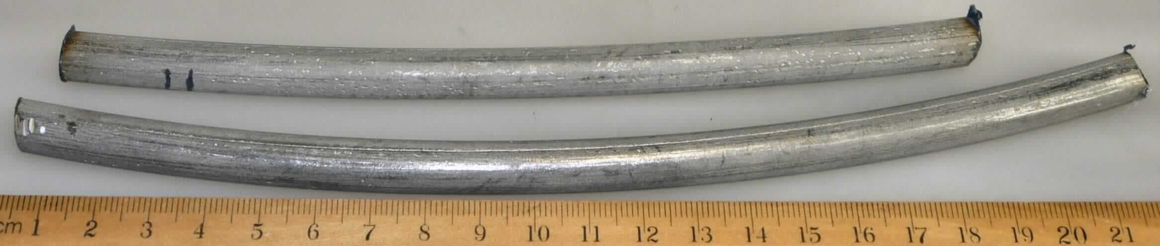 Walzdraht

Bei der Ware handelt es sich um warmgewalzten massiven Walzdraht mit kreisförmigem Querschnitt nach den Angaben aufgewickelt in Ringen. Der Durchmesser des Erzeugnisses beträgt ca. 10 mm. Der Walzdraht besteht aus einem nicht rostendem Stahl mit der Werkstoffnummer 1.4404 und wird nach den Angaben auf Konenständern gehandelt.

Die Ware ist nach ihrer Beschaffenheit als Walzdraht aus nicht rostendem Stahl, mit einem Nickelgehalt von 2,5 GHT oder mehr in die Unterposition 7221 0010 der Kombinierten Nomenklatur einzureihen.