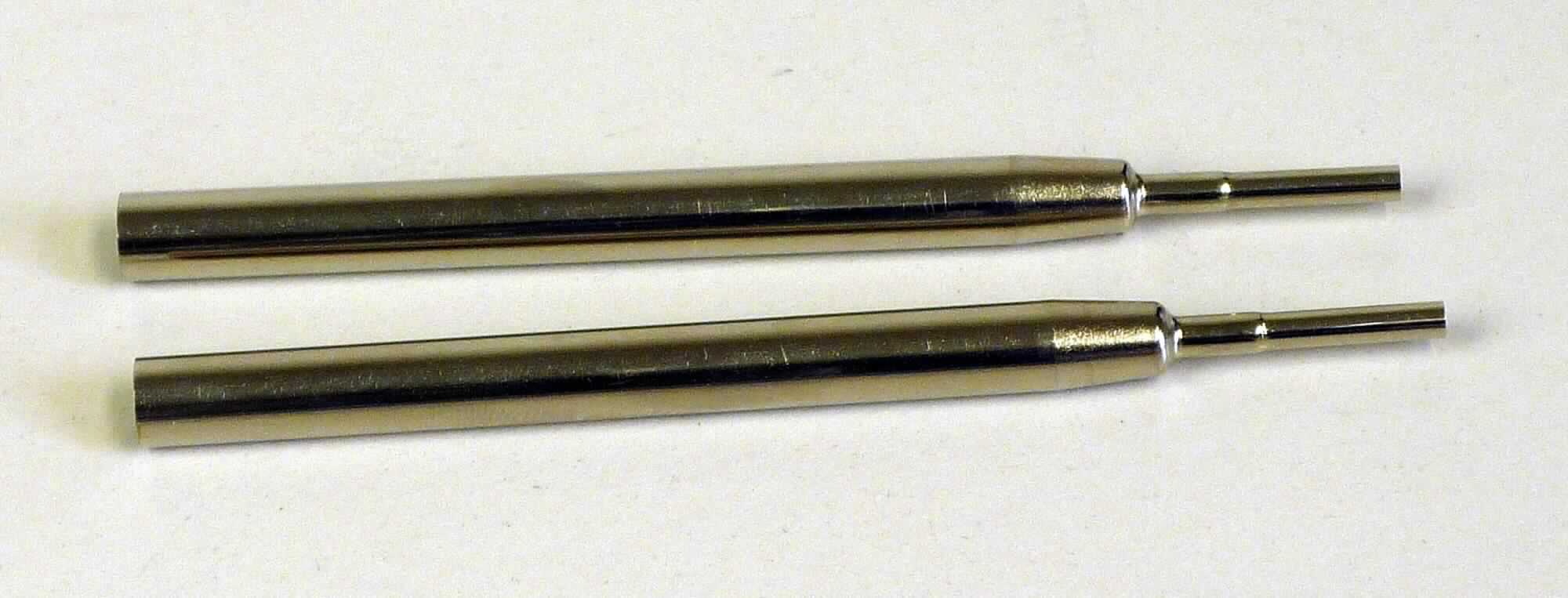 Es handelt sich um ein Teil einer Kugelschreibermine aus Metall in Form einer konisch zulaufenden, zylindrischen, ca. 8,2 x 0,5 cm (L x D) großen Röhre aus Messing mit sich verjüngender Spitze. 

Die Ware ist erkennbar zur Herstellung einer Kugelschreibermine bestimmt.

Sie ist als "Teil für ein von der Position 9608 erfasstes Schreibgerät, keine aus Kugel und Tintenbehälter bestehende Mine für Kugelschreiber, keine Schreibfeder und Schreibfederspitze" einzureihen.