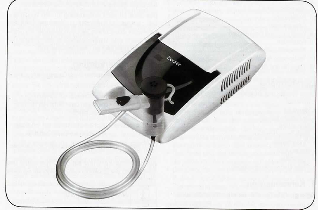 Sog. Inhalator IH 21, in Form einer Warenzusammenstellung in Aufmachung für den Einzelverkauf, im Wesentlichen bestehend aus einem 300 x 180 x 100 mm (B x H x T) großen und ca. 1,9 kg schweren Inhalator u. a. mit Netzanschlusskabel, Ein-/Ausschalter, Schlauchanschluss und Halterung für den Vernebler (charakterbestimmend im Hinblick auf die Verwendung), einem Druckluftschlauch, einem Vernebler mit Verneblereinsatz und Medikamentenbehälter, einem Mundstück, einer Erwachsenenmaske, einer Kindermaske, einem Nasenstück und Ersatzfilter.
Äußere Form: siehe Abbildung in der Anlage.
Das Inhalationsgerät wird zum Inhalieren von aerosolen Medikamenten bei Erkältung, Asthma und anderen Erkrankungen der oberen und unteren Atemwege verwendet.
Die Bestandteile der Warenzusammenstellung sind gemeinsam mit einer Gebrauchsanweisung in einem Karton verpackt.

Die Ware wird als "Gerät für die Aerosoltherapie" eingereiht.
