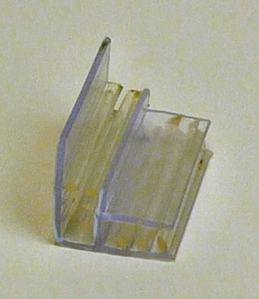Angaben des Antragstellers:
Nach den Angaben des Antragstellers handelt es sich bei dem vorgelegten Erzeugnis um einen Kartenhalter mit Klemmwirkung aus Kunststoff (Polyvinylchlorid). Die Ware wird durch Zuschneiden einer Meterware hergestellt.

Feststellungen an einem Warenmuster:
Es wurde ein transparentes, leicht violettes Profil mit Klemmeffekt vorgelegt (Maße (L x B x H): 2,4 x 1,8 x 1,8 cm).

Befund:
Es liegt ein Kunststoffprofil aus Polyvinylchlorid im Sinne der Unterposition (KN) 3916 2000 vor.