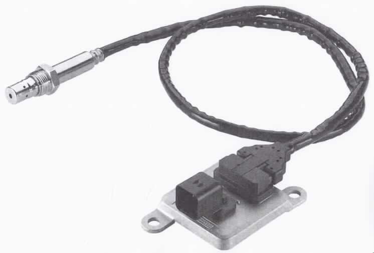 Keramischer Sensor, "Smart NOx-Sensor", im Wesentlichen bestehend aus Zirkonium-Keramik-Sensor in einem Metallgehäuse, der über ein Kabel mit einer elektronischen Steuereinheit (ECU) verbunden ist (funktionelle Einheit). Diese besteht unter anderem aus CAN-Bus und Mikrocontrollern. Der Sensor dient der Messung der Stickoxidkonzentration im Abgas von Verbrennungsmotoren.
Das Gerät wird als "elektronisches Gerät für physikalische oder chemische Untersuchungen von Gasen" eingereiht.

Abbildung: siehe Anlage