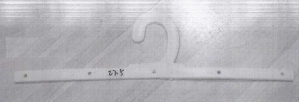 Bei dem durch eine Abbildung veranschaulichten Artikel handelt es sich um einen so genannten Bügel mit Löchern aus Polypropylen, einem Kunststoff im Sinne der Anmerkung 1 zu Kapitel 39. Das ca. 30,0 cm lange Erzeugnis zeichnet sich durch einen fünffach gelochten Bügelarm aus. An diesen sollen mittels Heftfäden Zierkissenhüllen befestigt werden (beides nicht Gegenstand der vZTA), um sie anschließend in einem Verkaufsdisplay zu präsentieren. Der Bügel mit Löchern ist für eine längere Verwendung nicht vorgesehen.

Eine Einreihung in die Position 3925 scheidet aus, da es sich nicht um einen "Baubedarfsartikel aus Kunststoffen" handelt.

Derartige Erzeugnisse werden zolltariflich als "Transport- oder Verpackungsmittel aus Kunststoffen, andere Warenträger als Spulen, Spindeln oder Hülsen" eingereiht.