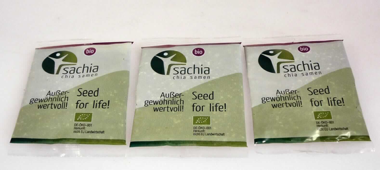 Nach den Angaben der Antragstellerin und der vorgelegten Warenprobe handelt es sich um ganze Samen der Art Salvia hispanica. Die sog. Chia-Saat weist einen Ölgehalt von über 30 % auf und dient nach Angaben in der Fachliteratur üblicherweise der Ölgewinnung. Die Samen sind zu 12,5 g in Kunststoffbeutel abgepackt und dienen als Backzutat für Brot (keine Aussaat). Die mögliche Verwendung als Backzutat für die menschliche Ernährung steht dieser Einreihung nicht entgegen. 

Zolltarifrechtlich handelt es sich um "Andere Ölsamen als in den Positionen 1201 bis 1206 genannt, nicht von der Unterposition (KN) 1207 1000  bis Unterposition (KN) 1207 9190 erfasst, nicht zur Aussaat, nicht von der Codenummer 1207 9991 000 oder 1207 9996 100 erfasst; hier: Saat der Art Salvia hispanica (Chia-Saat)".