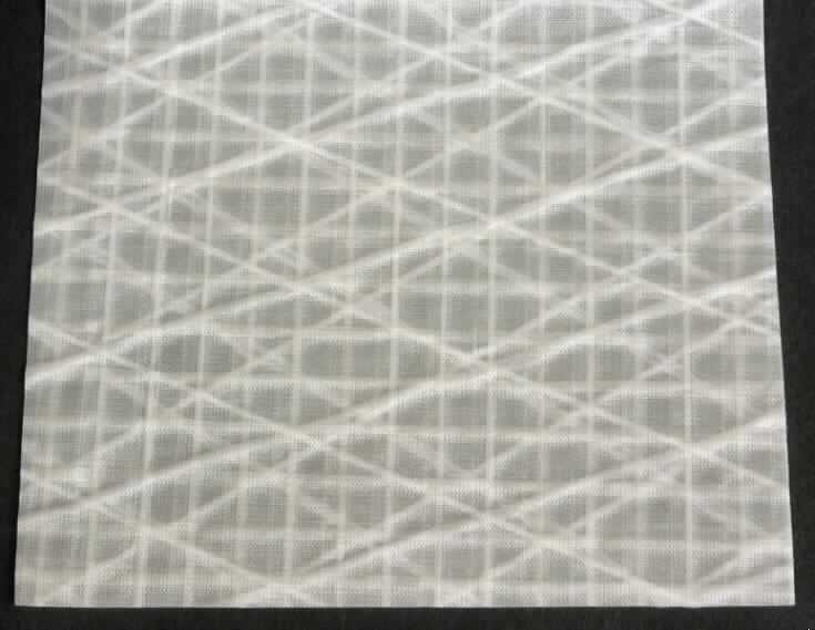 Textillaminat, sog. laminiertes mehrlagiges Segeltuch, Art. FLX 13 PC, Foto siehe Anlage,
- laut Antrag:
-- als Meterware, mit einer Breite von mehr als 30 cm,
-- bestehend aus:
--- zwei äußeren Lagen aus weißen Geweben (gebleicht, nicht weiß gefärbt), 
    jeweils aus ungezwirnten, nicht hochfesten Garnen aus nicht texturierten synthetischen Filamenten (Polyester), 
--- drei inneren Lagen aus undichten, weißen Gelegen (rautenförmige bzw. rechtwinkelige Anordnung der Garne)
    aus Garnen aus synthetischen Filamenten (Polyethylen),
--- jeweils einer Zwischenlage zwischen äußerem Gewebe und inneren Gelegen aus einer klarsichtigen, 
    im Querschnitt des Textillaminats mit bloßem Auge nicht wahrnehmbaren Kunststofffolie aus Polyester,
- insbesondere im Hinblick auf die Verwendung als Segeltuch bestimmem die die äußeren Lagen bildenden
  Gewebe den Charakter der Ware.

"Gewebe aus Garnen aus synthetischen Filamenten (charakterbestimmend), anderes als in den Unterpositionen
 5407 10 bis 5407 54 genannte, mit einem Anteil an nicht texturierten Polyesterfilamenten von mehr als 85 GHT,
 gebleicht und Kunststoff"