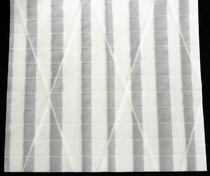 Textillaminat, sog. laminiertes mehrlagiges Segeltuch, Art. CXG 14, Foto siehe Anlage,
- als Meterware,
- laut Antrag:
-- mit einer Breite von mehr als 30 cm,
-- 6-lagig, bestehend aus:
--- zwei äußeren Lagen aus gebleichten (nicht weiß gefärbten) Geweben aus jeweils ungezwirnten,
    nicht hochfesten Garnen aus nicht texturierten synthetischen Filamenten (Polyester),
--- einer Mittellage aus einem weißen, undichten Gelege aus synthetischen Filamenten (Aramid),
--- einer Mittellage aus schwarzen, parallelgelegten Garnen aus Kohlenstofffasern,
--- jeweils einer Zwischenlage zwischen äußerem Gewebe und Mittellage aus einer klarsichtigen,
    im Querschnitt des Textillaminats mit bloßem Auge nicht wahrnehmbaren Kunststofffolie,
- insbesondere im Hinblick auf die Verwendung als Segeltuch bestimmen die die Außenlage bildenden
  Gewebe den Charakter der Ware.

"Gewebe aus Garnen aus synthetischen Filamenten (charakterbestimmend), anderes als in den Unterpositionen 
 5407 10 bis 5407 54 genannte, mit einem Anteil an nicht texturierten Polyesterfilamenten von mehr als 85 GHT, 
 gebleicht, aus Kohlenstoff und aus Kunststoff"