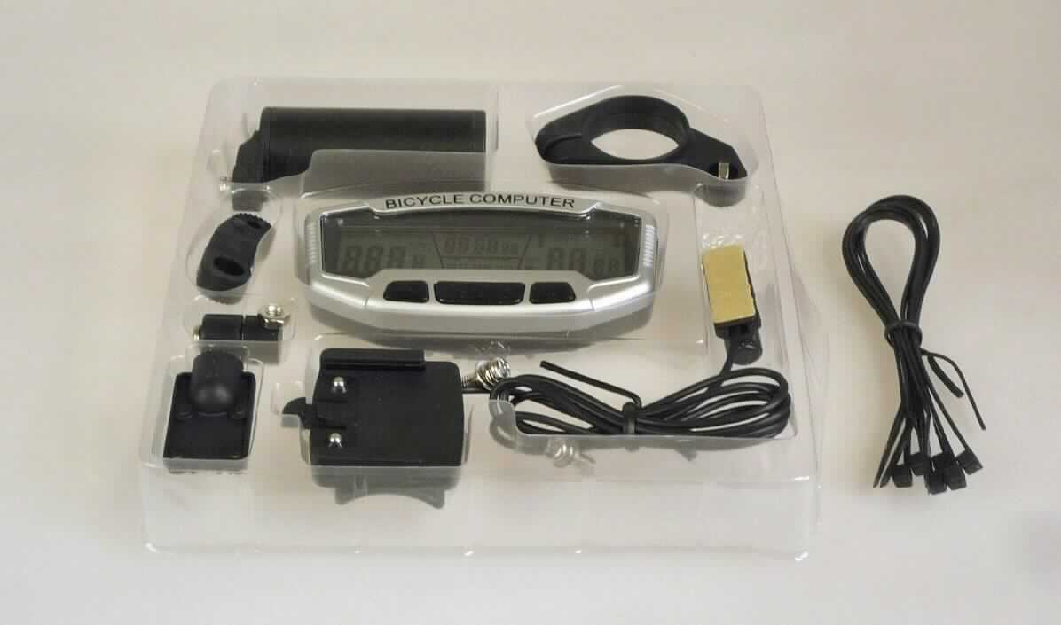 Fahrradcomputer mit 27 Funktionen, so genannter Bicycle Computer SD-558A im Wesentlichen bestehend aus einer trapezförmigen ca. 90 mm x 45 mm x 15 mm großen Multifunktionsanzeige mit Bedienelementen (charakterbestimmend im Bezug auf die Verwendung), die gemeinsam mit einer Halteplatte und Sensor inkl. Kabel, und weiterem Befestigungsmaterial sowie einer 3 V Knopfzelle CR2032 in einem Blister verpackt ist (Warenzusammenstellung in Aufmachung für den Einzelverkauf - äußere Form: siehe Abbildung in der Anlage) 
Der Fahrradcomputer ermittelt im Wesentlichen folgende Größen und zeigt diese an: Geschwindigkeit, Gesamtstrecke, Tagesstrecke, Höchstgeschwindigkeit, Durchschnittsgeschwindigkeit, Tagesfahrtzeit, Fahrtzeit, Gesamtfahrtzeit, 12/24 h Digital Uhr, Gesamtkilometer, Stoppuhr, Temperaturanzeige, Zeitzählervoreinstellung aufwärts und abwärts, Kilometervoreinstellung aufwärts und abwärts, Rücksetzungs-Erinnerung, Geschwindigkeitsvergleich, Einstellung km/h oder m/h, Wartungsaufforderung, Radgrößeneinstellung, Voreinstellung Gesamtstrecke. Aufgrund der überwiegenden Zahl der Funktionen ist das Multifunktionsgerät der Position 9029 zuzuweisen. Innerhalb der Position 9029 lässt sich keine charakterbestimmende Haupttätigkeit ermitteln. Die integrierte Uhrenfunktion ist nebensächlich und wird zum Berechnen der Geschwindigkeit benötigt.
Aufgrund des Verwendungszwecks bestimmt das Multifunktionsgerät den Charakter der Warenzusammenstellung.
Die Ware wird als "Geschwindigkeitsmesser für Landfahrzeuge, keine Ware der Position 9014 oder 9015, andere als UPos. (HS) 9029 10" eingereiht.