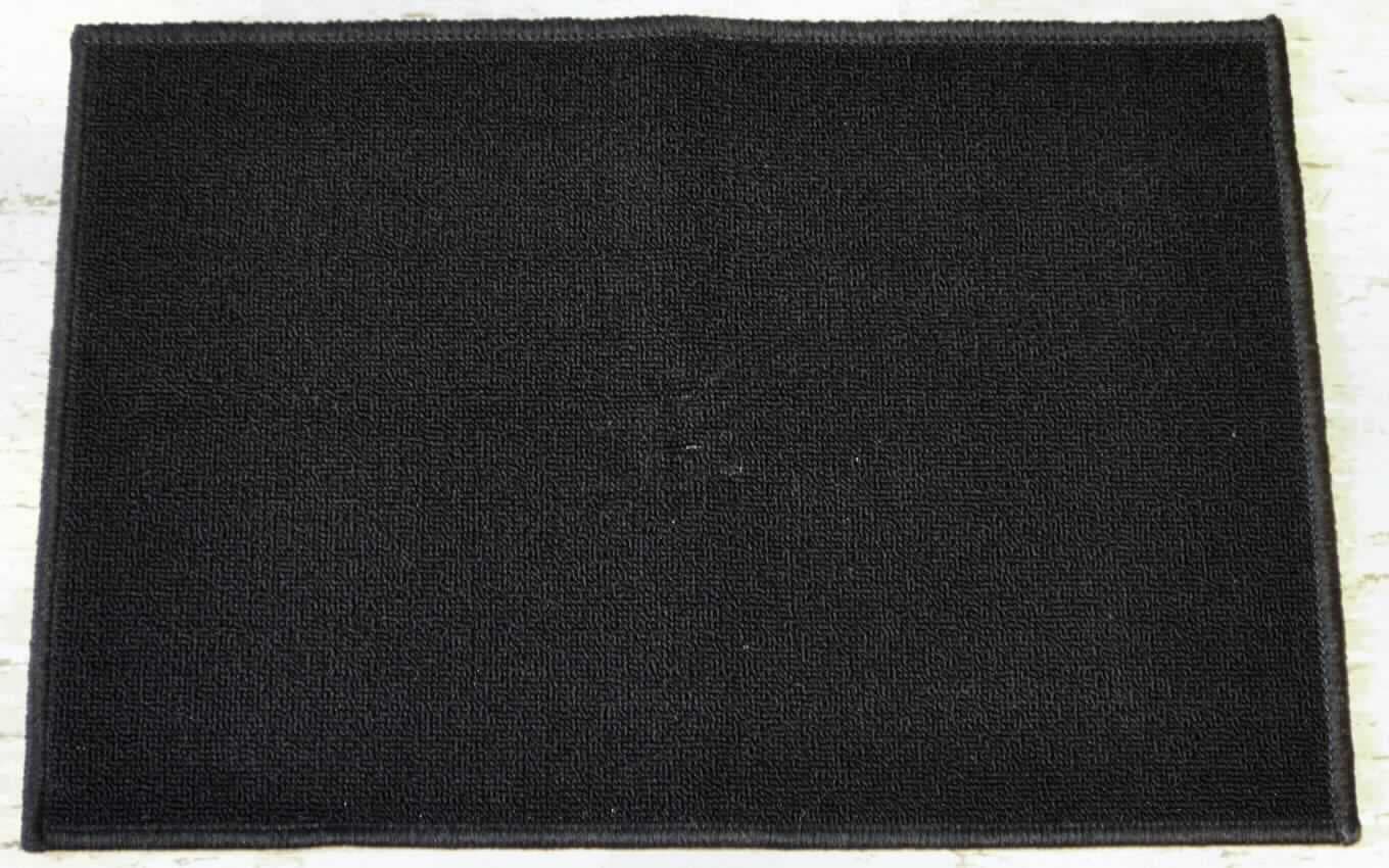Teppich, sog. Fußmatte, Art.Nr.729457, Foto siehe Anlage,
- rechteckig; mit abgerundeten Ecken; in den Abmessungen von ca. 38 cm x 58 cm,
- getuftet,
- mit einem Grund aus einem Streifengewebe aus synthetischer Spinnmasse mit einer Streifenbreite von 
  weniger als 5 mm und mit einem Flor (Schlinge) aus synthetische Chemiefasern (laut Antrag aus Polypropylen),
- auf der Rückseite mit einer rutschhemmenden Unterlage aus augenscheinlich Kunststoff versehen,
- an den Rändern gesäumt (u. a. dadurch konfektioniert)
- stellt sich nicht als Fliese dar,
- kennzeichnet sich durch seine Festigkeit, Dicke und Steifheit als Fußbodenbelag.

"Fußbodenbelag, aus Spinnstoffen, getuftet (Nadelflor), konfektioniert, aus synthetischen Spinnstoffen (Polypropylen), keine Fliese"